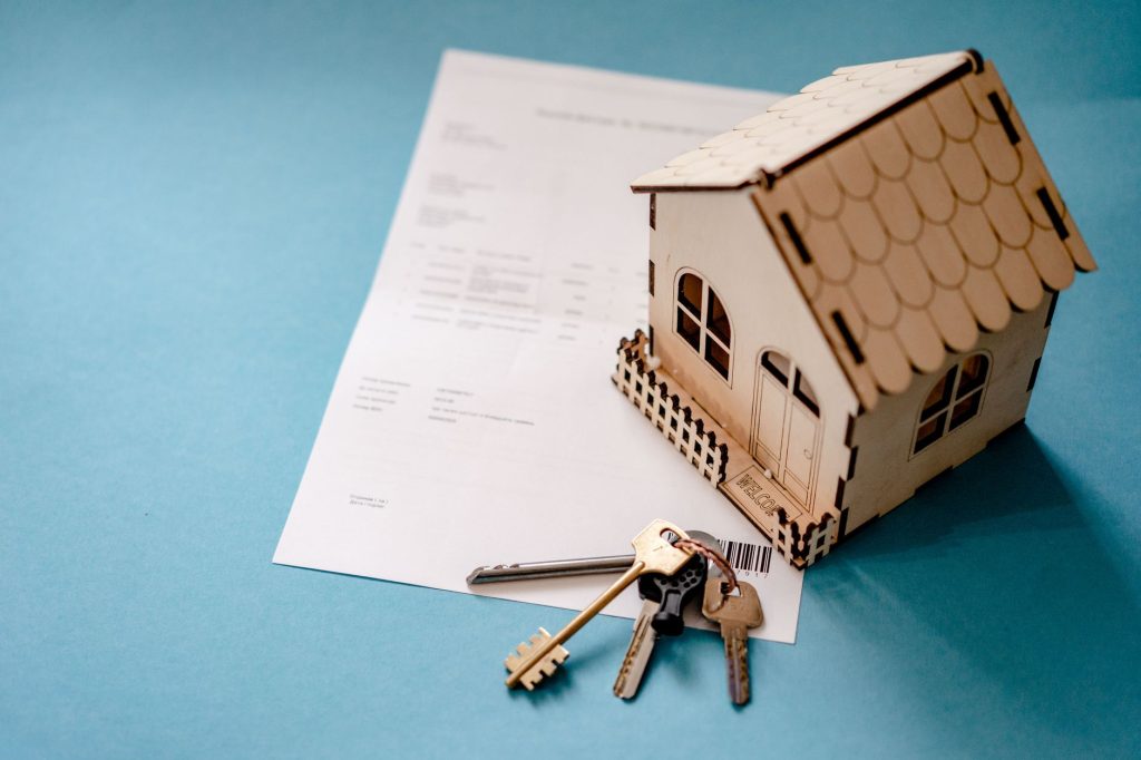 Signature d'un contrat d'investissement locatif et remise des clés