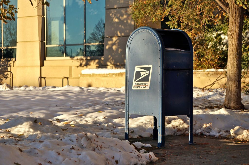 Enveloppe et courrier prêts à être postés