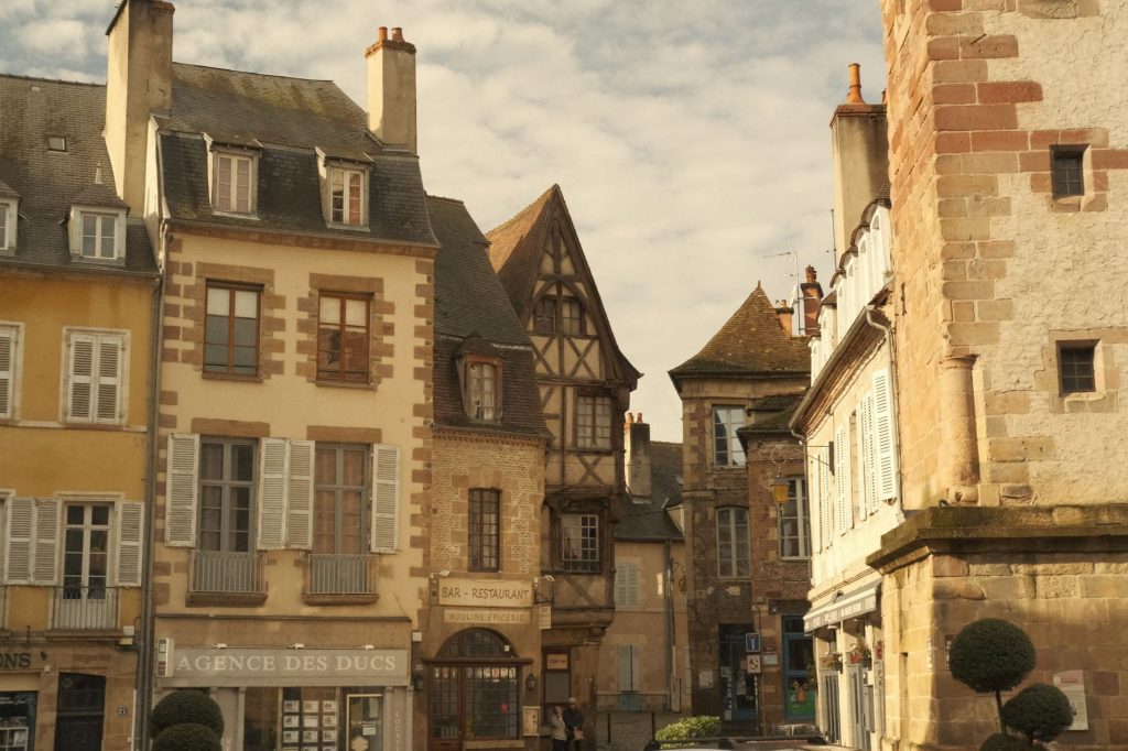 Centre-ville d’une commune française éligible au dispositif Denormandie