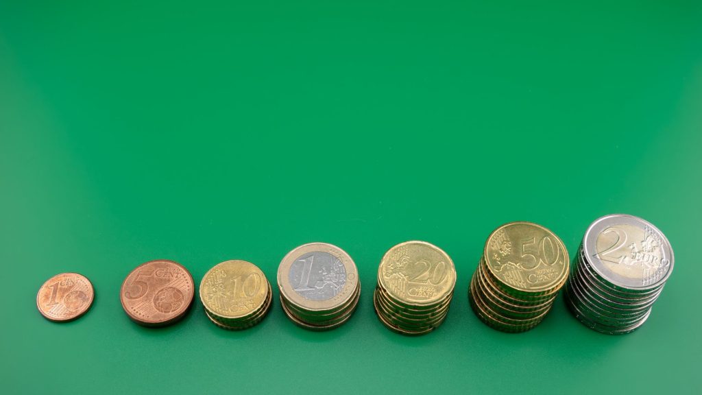 Pièces d’euros empilées symbolisant la croissance de l’épargne investie en Bourse