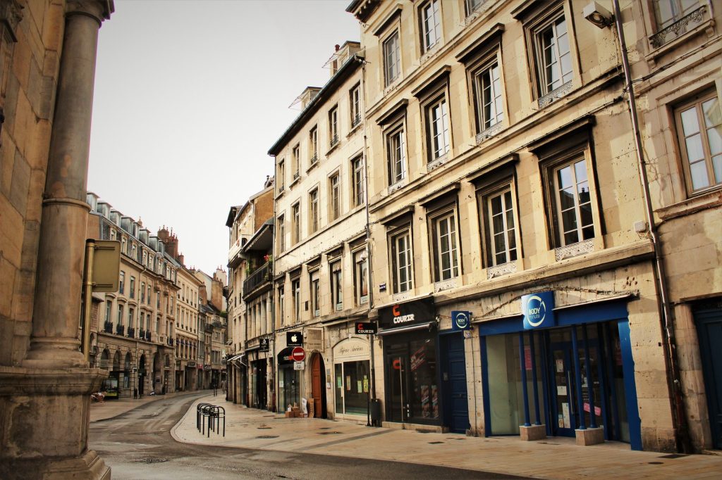 Rue d'un centre-ville ancien avec des immeubles à rénover éligibles à la loi Denormandie