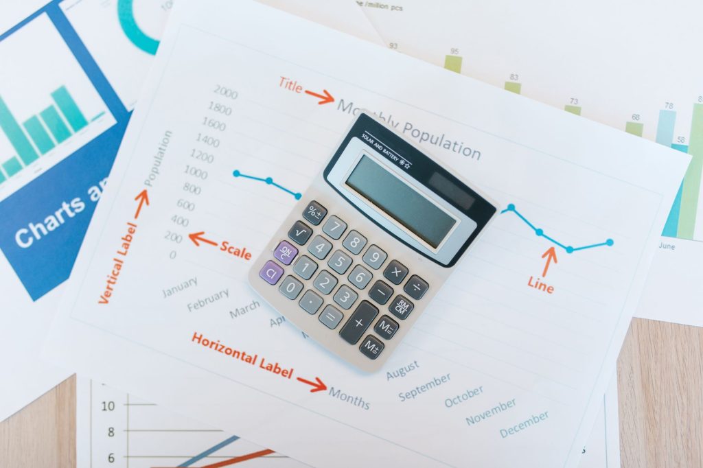 Calculatrice posée sur des documents financiers pour estimer l'impôt d'un veuf