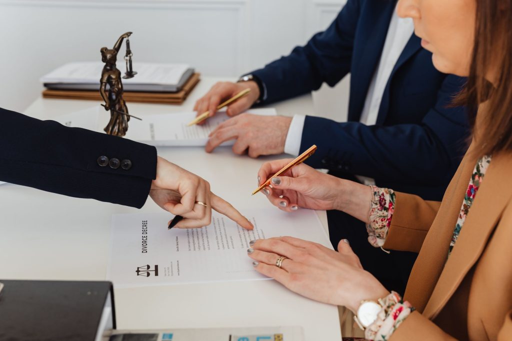 Couple signant des documents juridiques lors d'une séparation