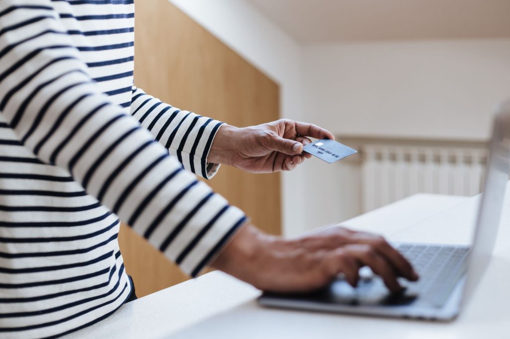 Personne gérant ses comptes bancaires sur un ordinateur portable