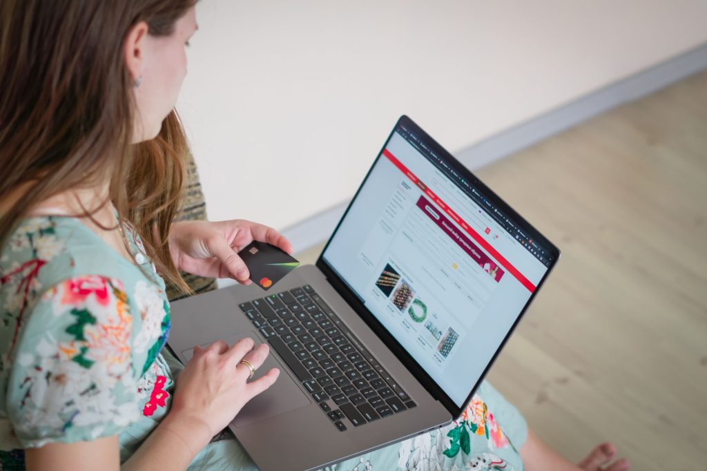 Paiement par carte bancaire en ligne depuis un ordinateur portable