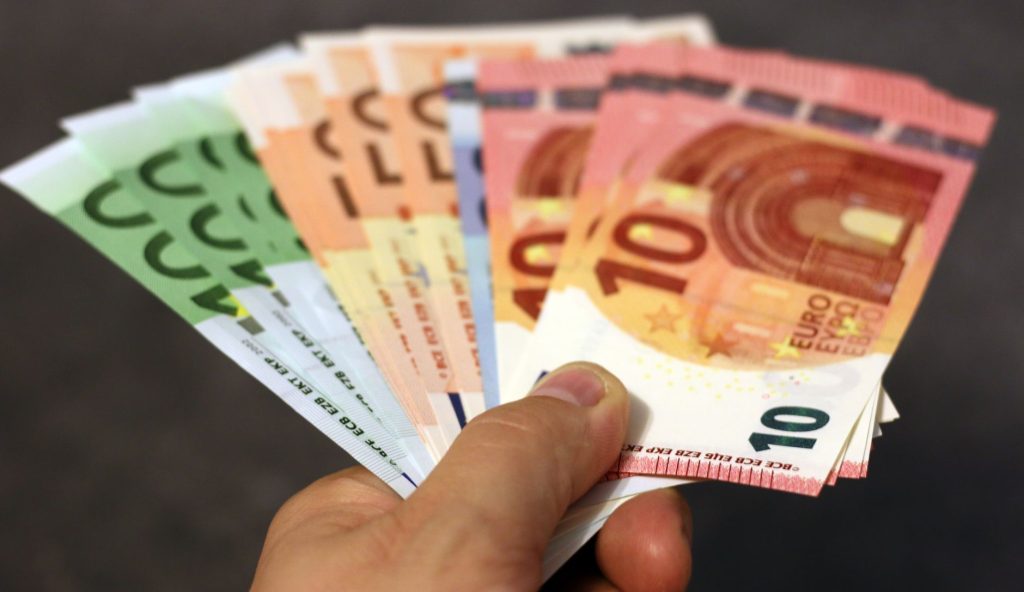 Billets en euros illustrant les acomptes preleves