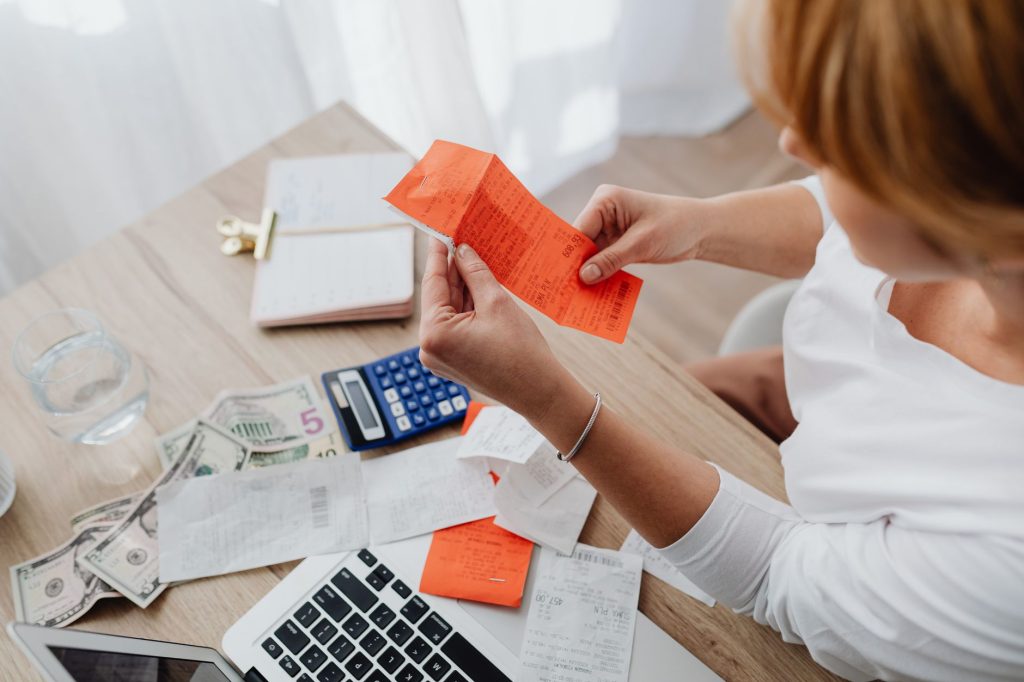Contribuable vérifiant son taux de prélèvement à la source
