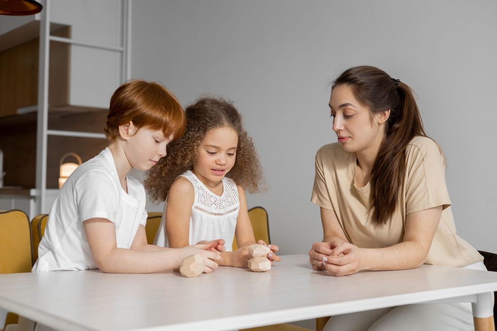 Nounou jouant avec des enfants à la maison