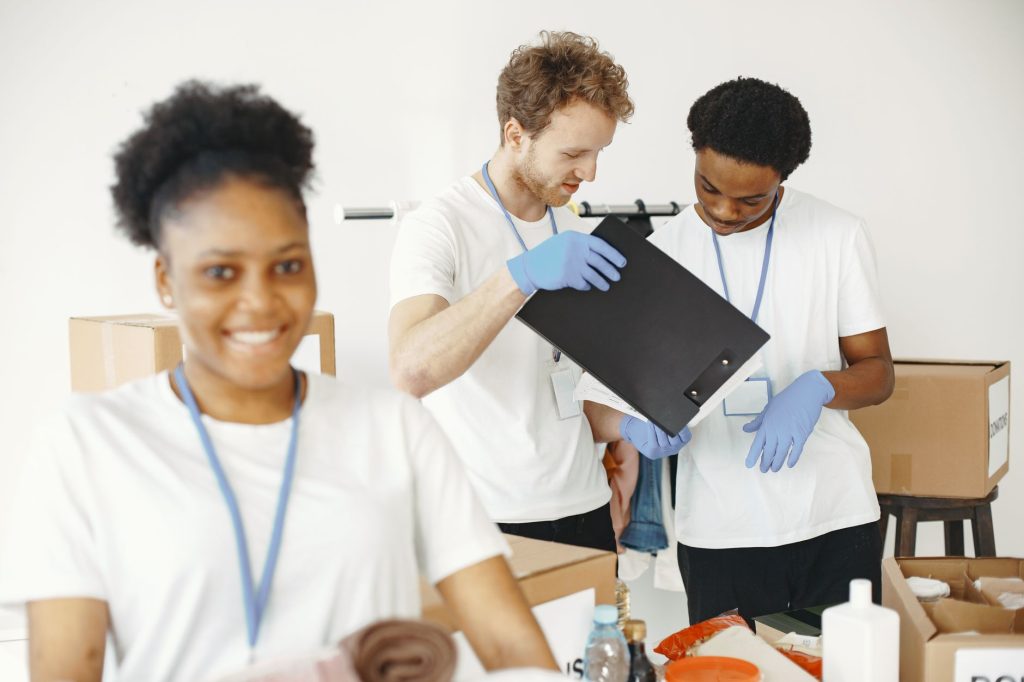 Jeune volontaire en service civique traitant des dossiers administratifs au bureau