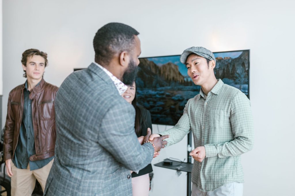 Jeune entrepreneur signant les documents de création de sa micro-entreprise