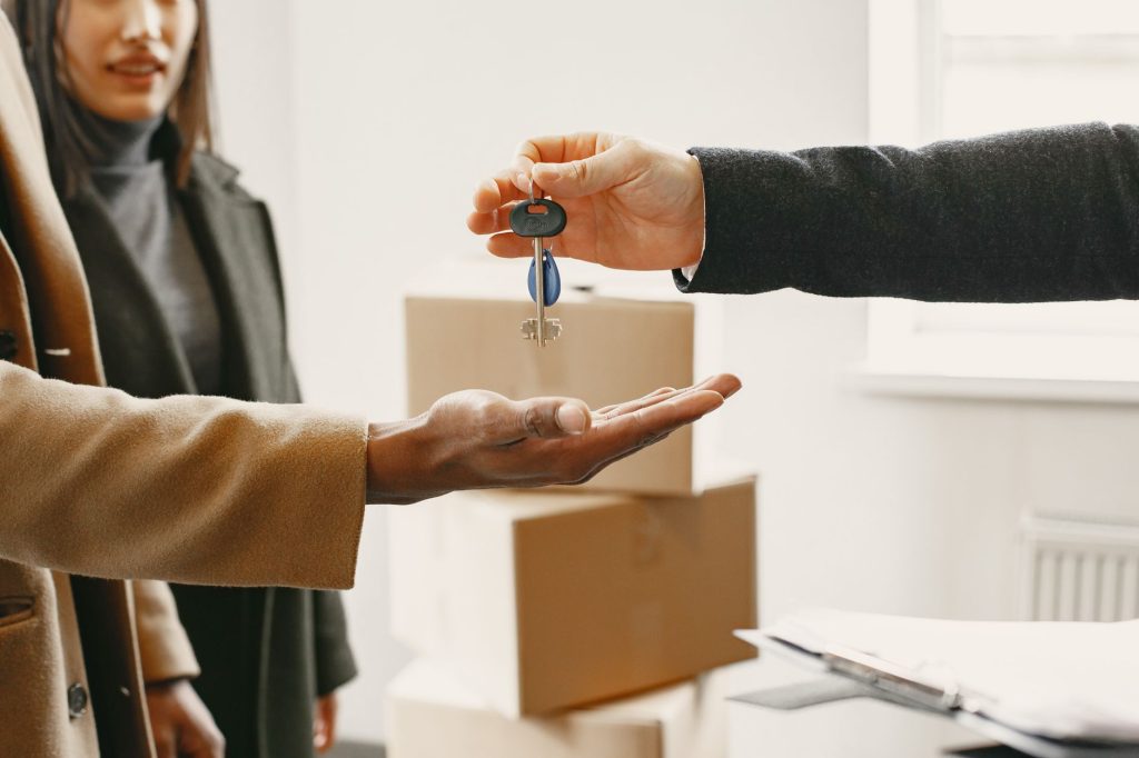 Remise des clés d’un logement neuf après l’achèvement du chantier