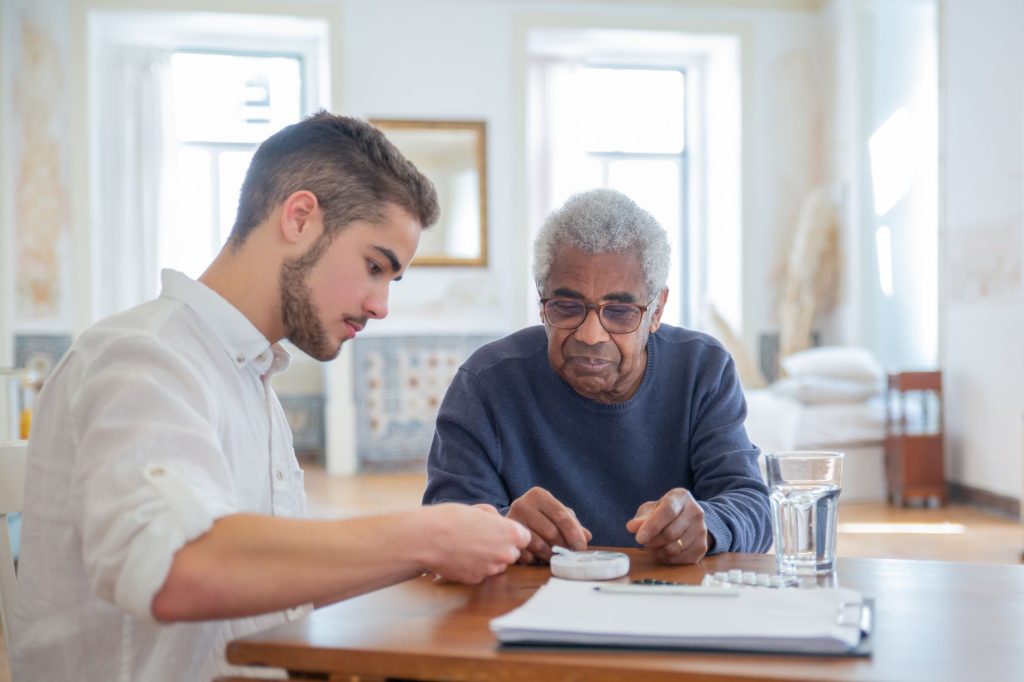 Jeune volontaire en service civique accompagnant une personne âgée