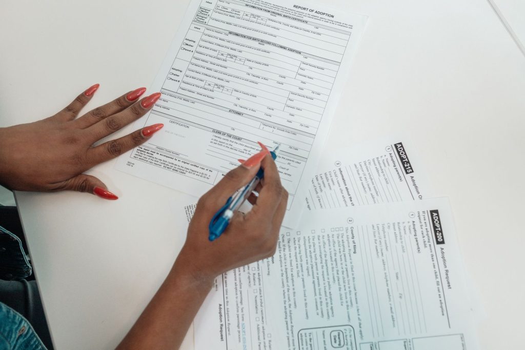Contribuable remplissant sa declaration de revenus