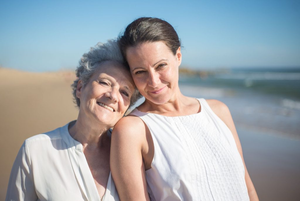 Personne âgée accompagnée, illustrant la pension alimentaire versée à un ascendant