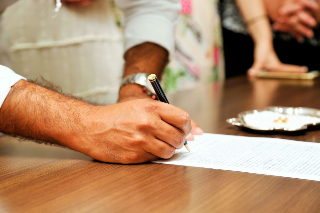 Signature d'une clause bénéficiaire sur mesure chez le notaire