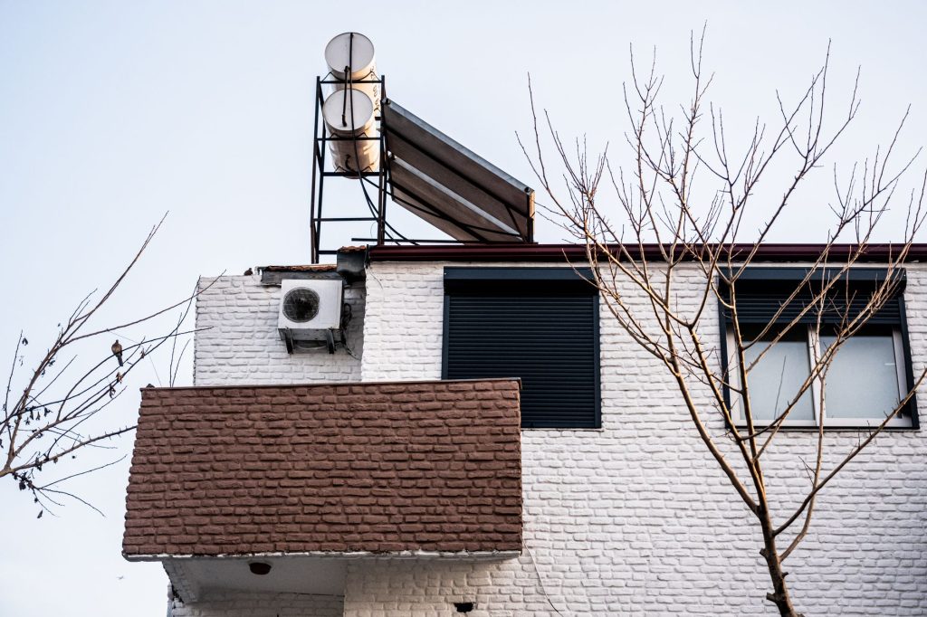 Façade d'une maison individuelle rénovée avec une isolation thermique extérieure