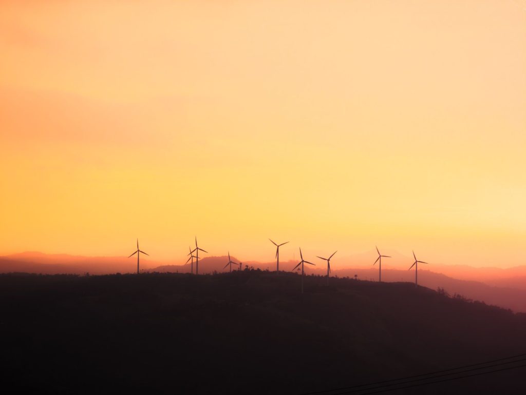 Éoliennes illustrant les investissements finançables par le plan d'épargne avenir climat