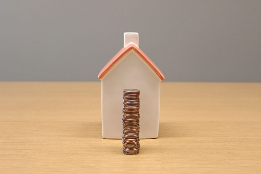 Maquette de maison et pièces symbolisant l'amortissement en SCI à l'IS