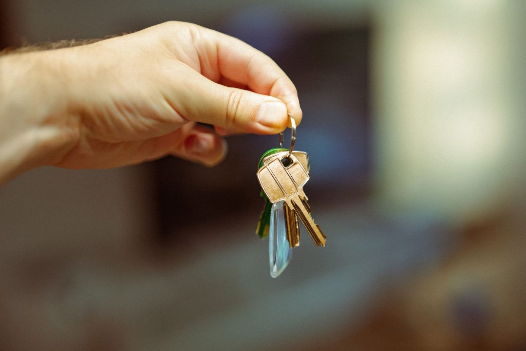 Remise des clés d'un logement transmis en nue-propriété à un enfant