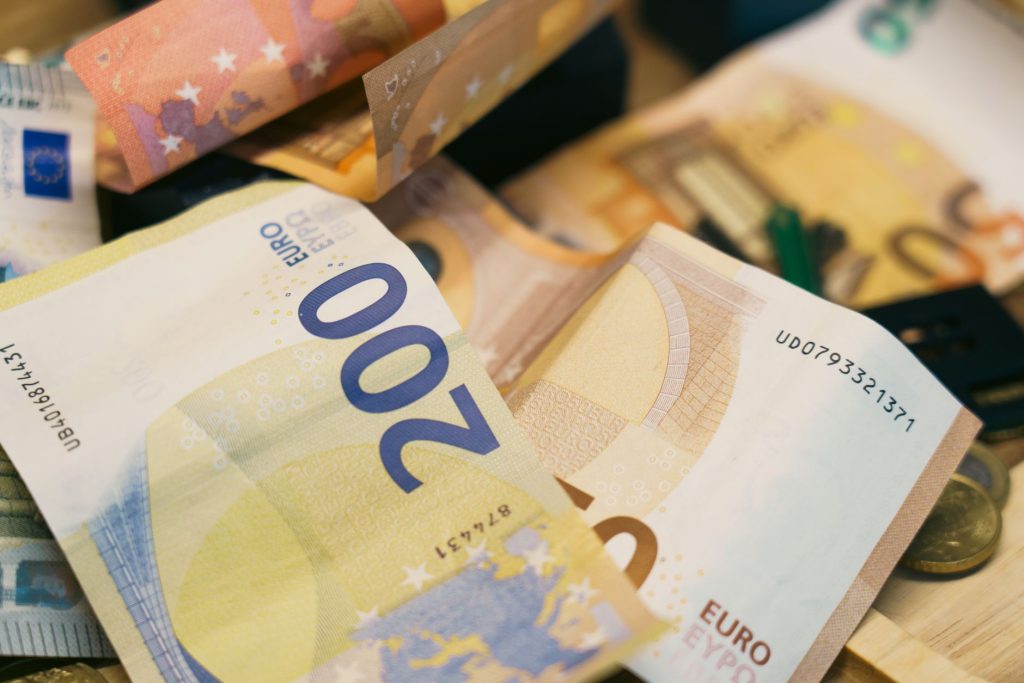 Entretien entre un dirigeant et son expert-comptable pour définir la répartition salaire dividendes