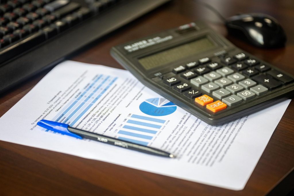 Calculatrice et documents financiers pour estimer le montant de la prime d'activité 2026