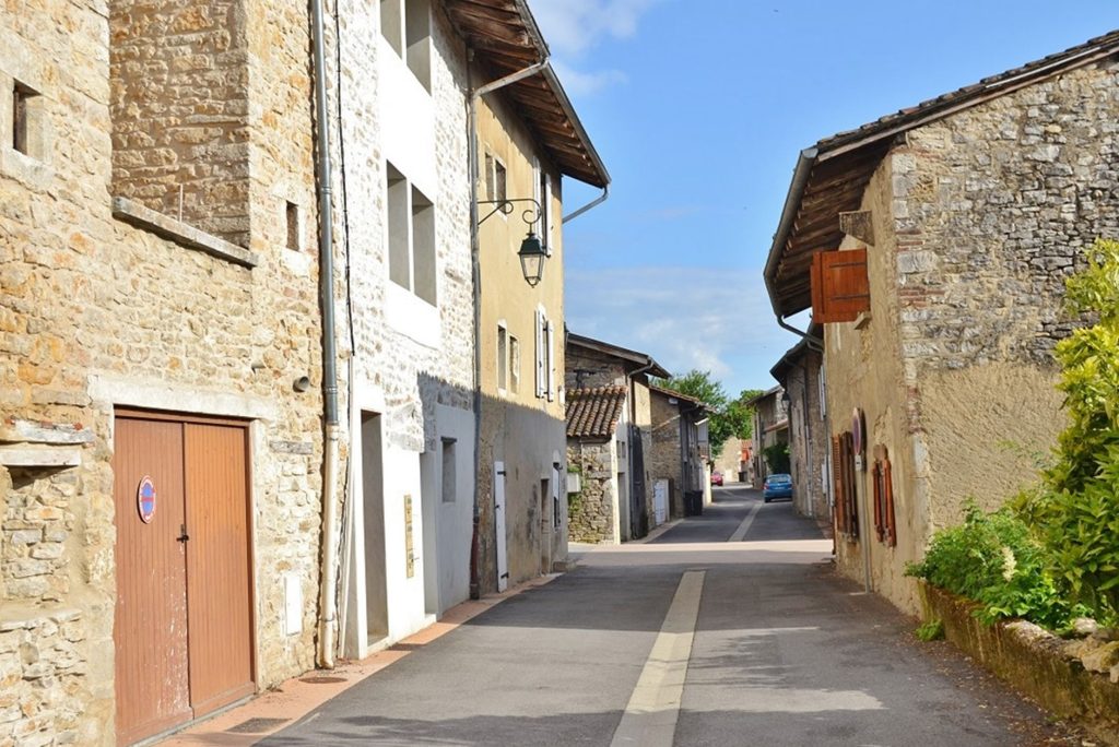 Rue de maisons de village en France, illustrant les résidences secondaires soumises à la taxe d'habitation