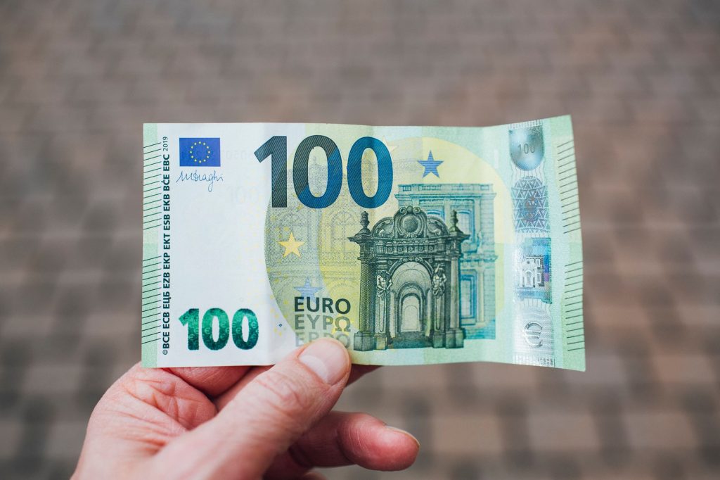 Billets en euros symbolisant l'économie d'impôt