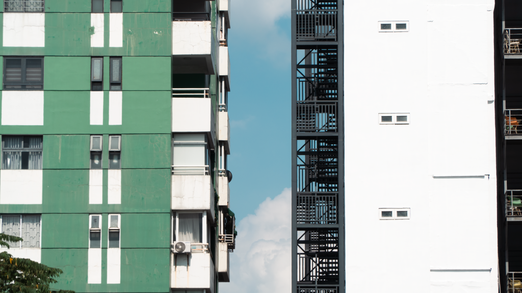Façade d’immeuble ancien concerné par les interdictions de location liées au DPE en 2026