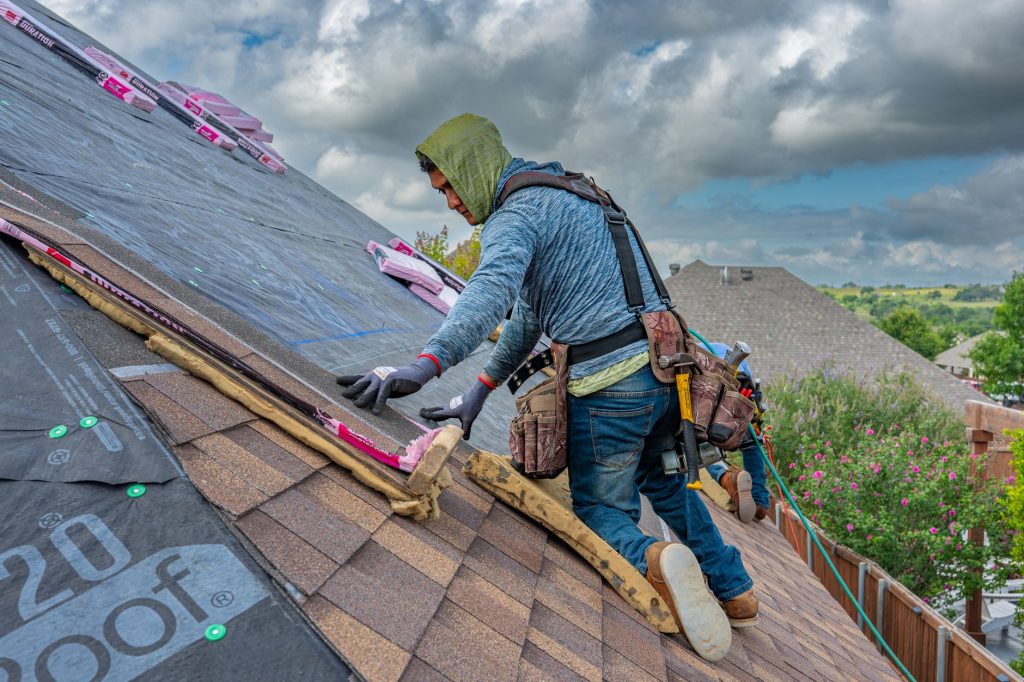 Chantier d'isolation thermique en cours dans une maison en rénovation énergétique