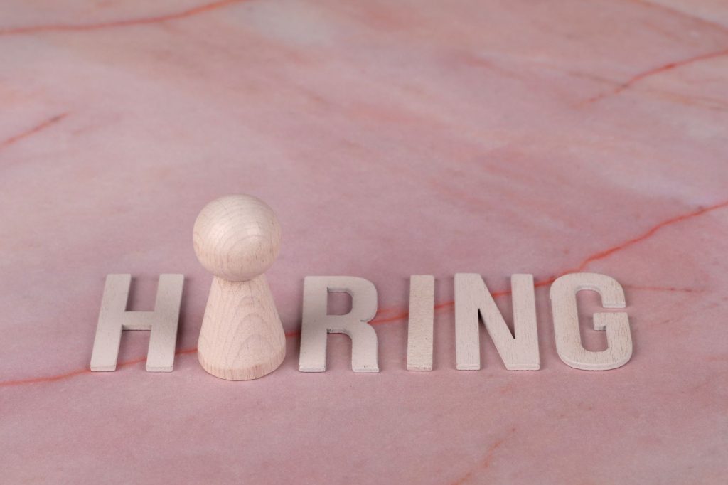 Entretien de suivi avec un conseiller dans une agence pour l’emploi