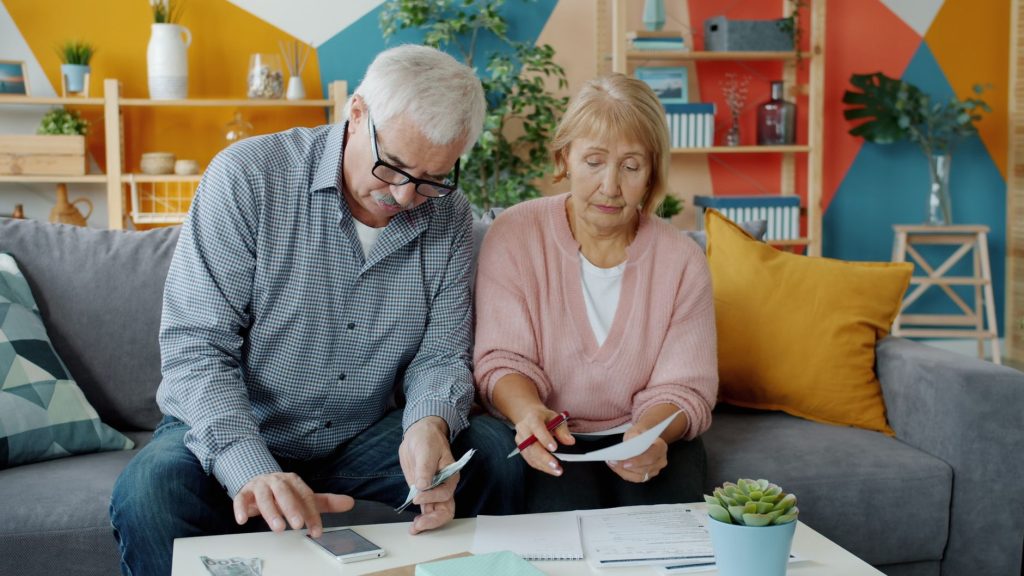 Couple préparant sa retraite et son complément de revenus