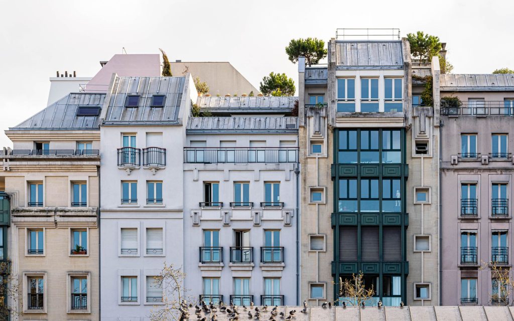 Facade d un immeuble d habitation dans une ville francaise