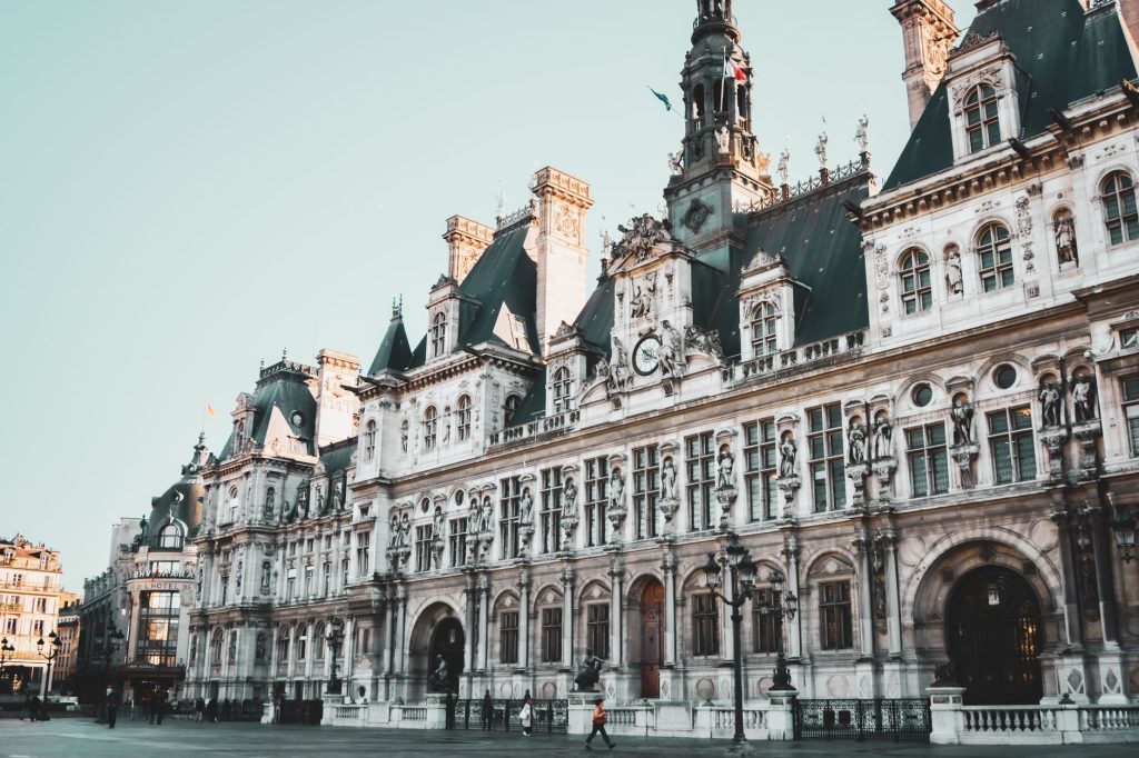 Bâtiment municipal illustrant le rôle des communes dans la fixation de la base minimum de CFE
