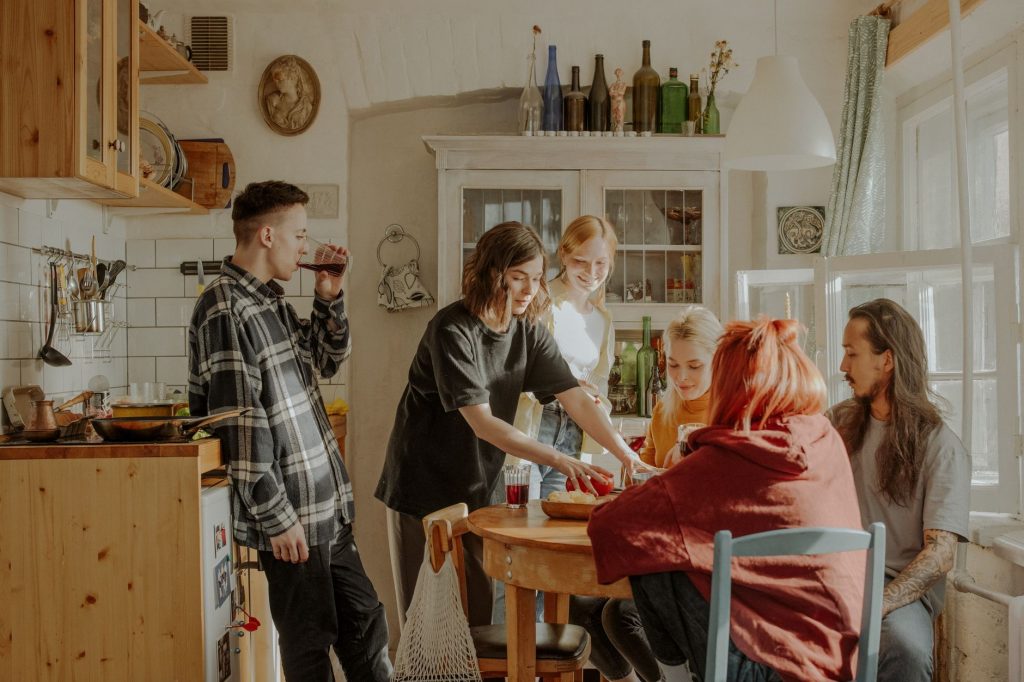 Colocataires partageant le salon d'un appartement loué en meuble