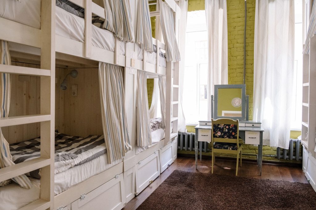 Étudiante installant ses affaires dans son studio à la rentrée universitaire