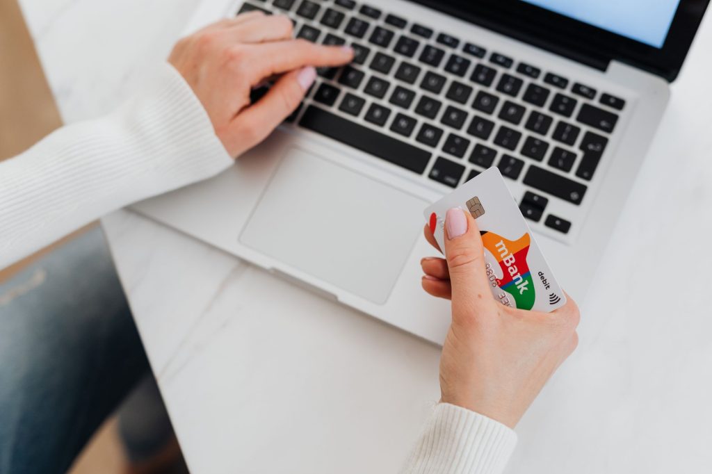Ordinateur portable et carte bancaire pour le paiement en ligne de l'impôt