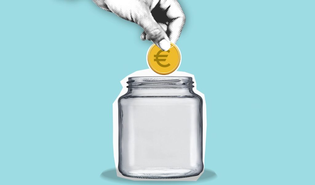 Pièces de monnaie dans un bocal, symbole du plafond de versements du PEA
