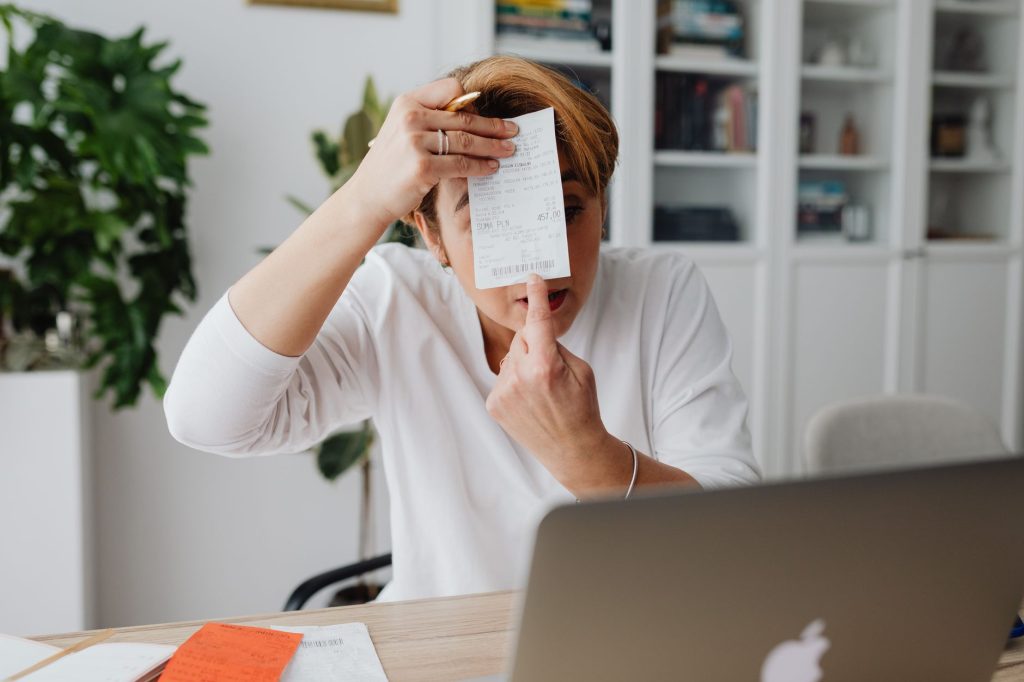 Travailleur indépendant gérant ses acomptes sur son ordinateur portable