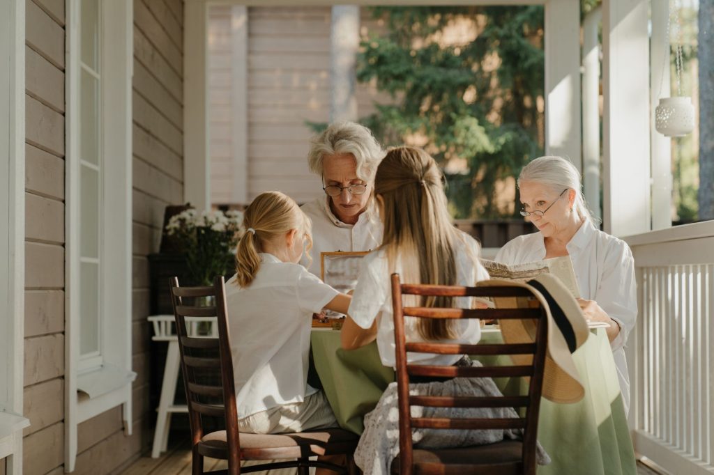 Famille examinant le coût fiscal d’une transmission sur deux générations