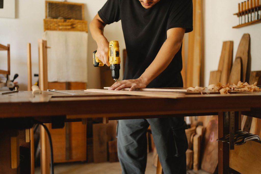 Artisan dans son atelier, concerné par la protection sociale des indépendants