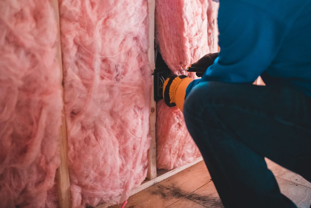 Travaux d’isolation dans un logement classé passoire thermique avant remise en location