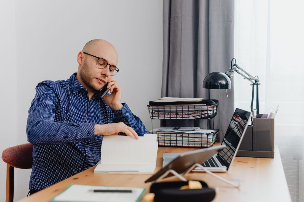 Indépendant préparant sa facturation électronique sur son ordinateur portable