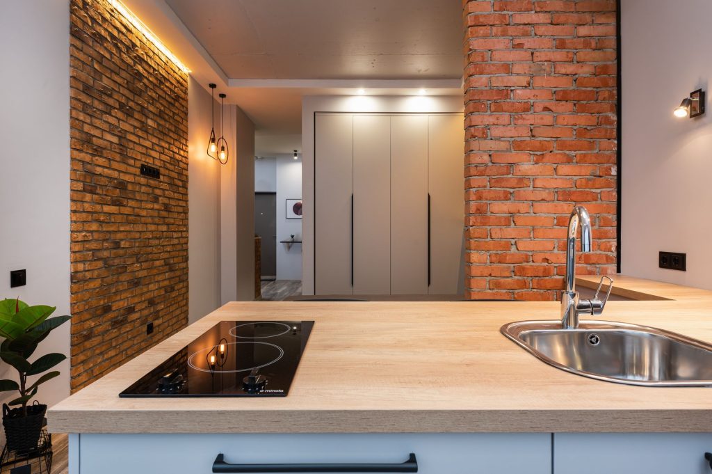 Cuisine équipée d'une location meublée avec plaques de cuisson et réfrigérateur