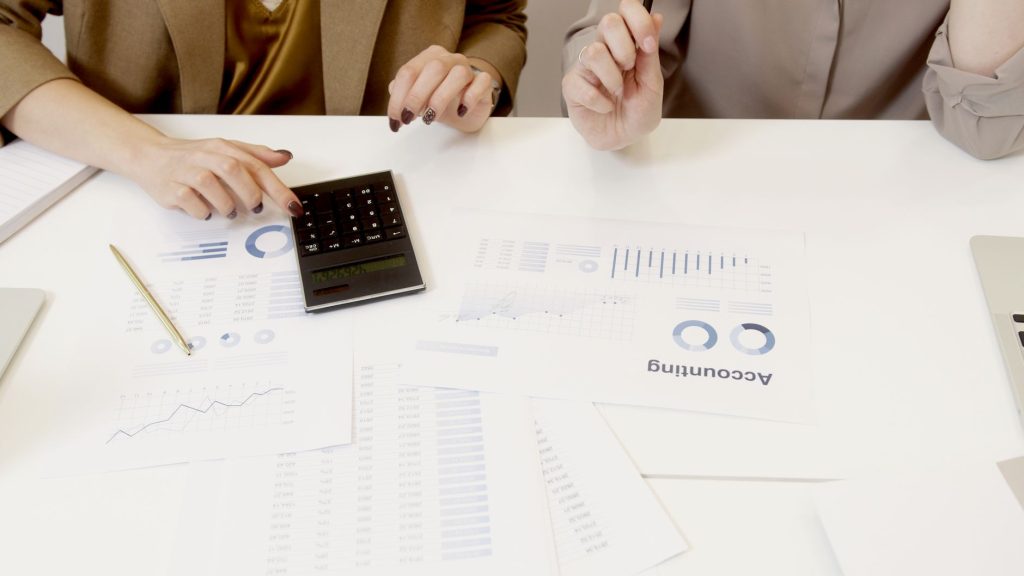 Entretien entre un indépendant et un conseiller au sujet de la cotisation foncière des entreprises