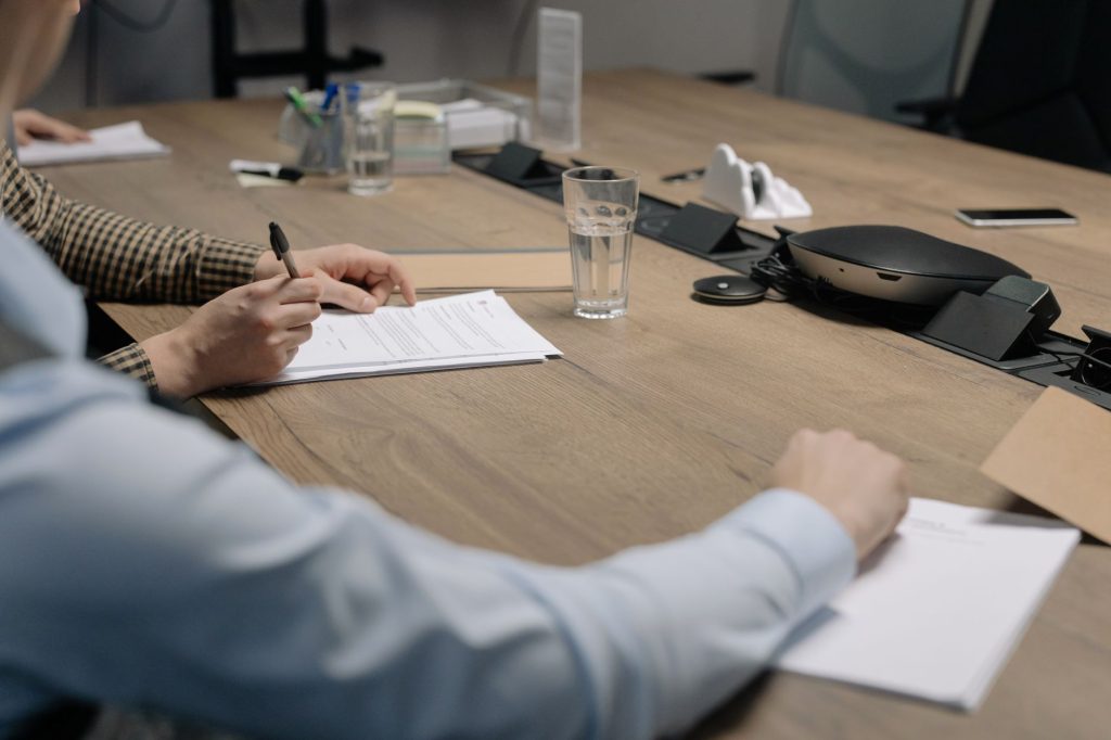 Signature de statuts de société par un entrepreneur