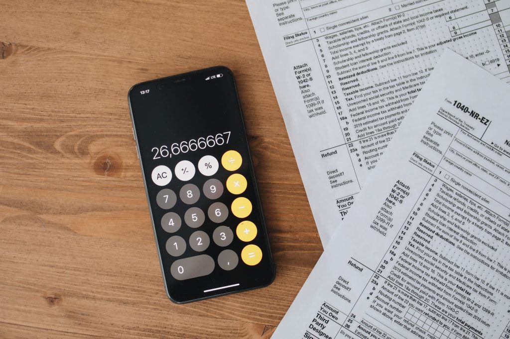Bulletin de paie et calculatrice pour vérifier le taux de prélèvement à la source