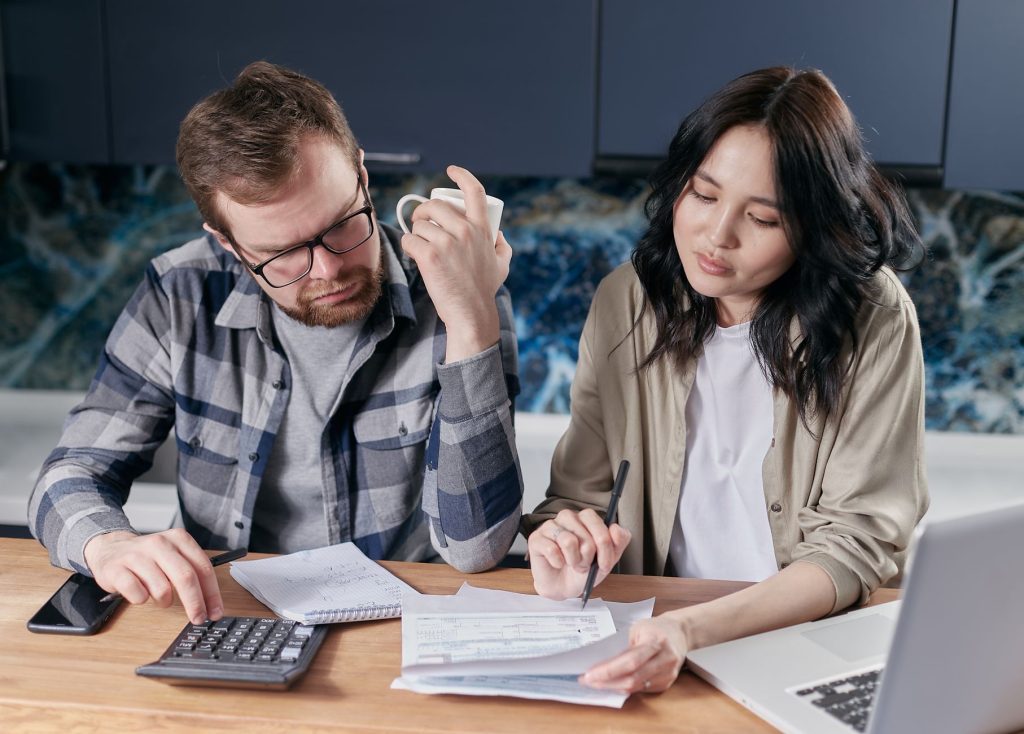 Couple examinant ses documents fiscaux à la maison