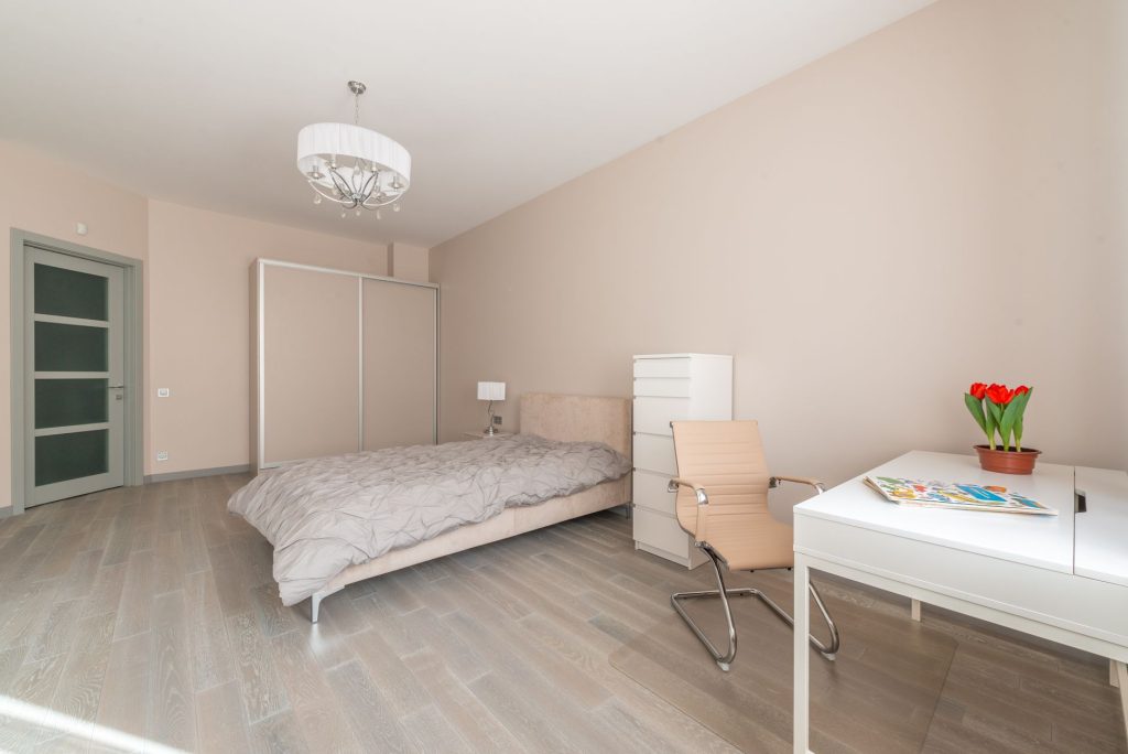 Chambre meublée avec literie complète et dispositif d'occultation aux fenêtres
