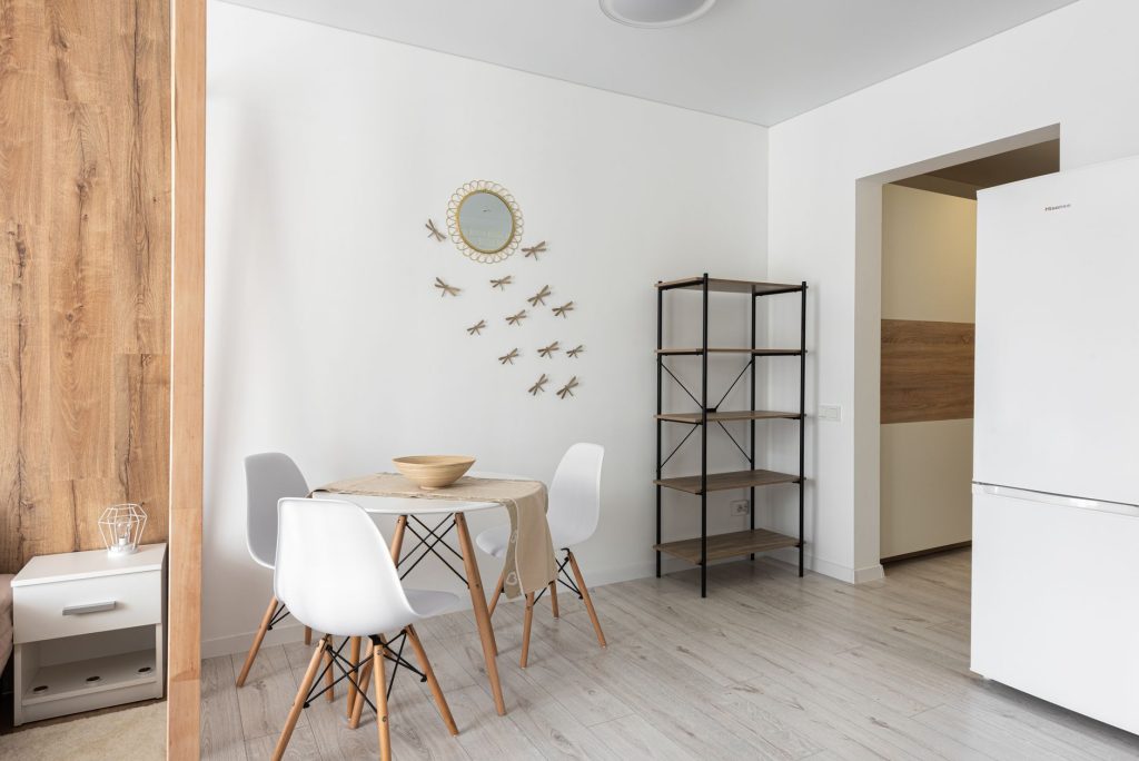 Table et sièges dans le séjour d'un logement loué meublé