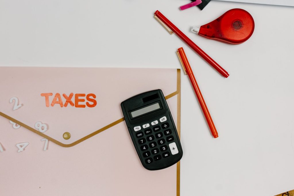 Documents fiscaux et calculatrice pour l'imposition des loyers d'une SCI